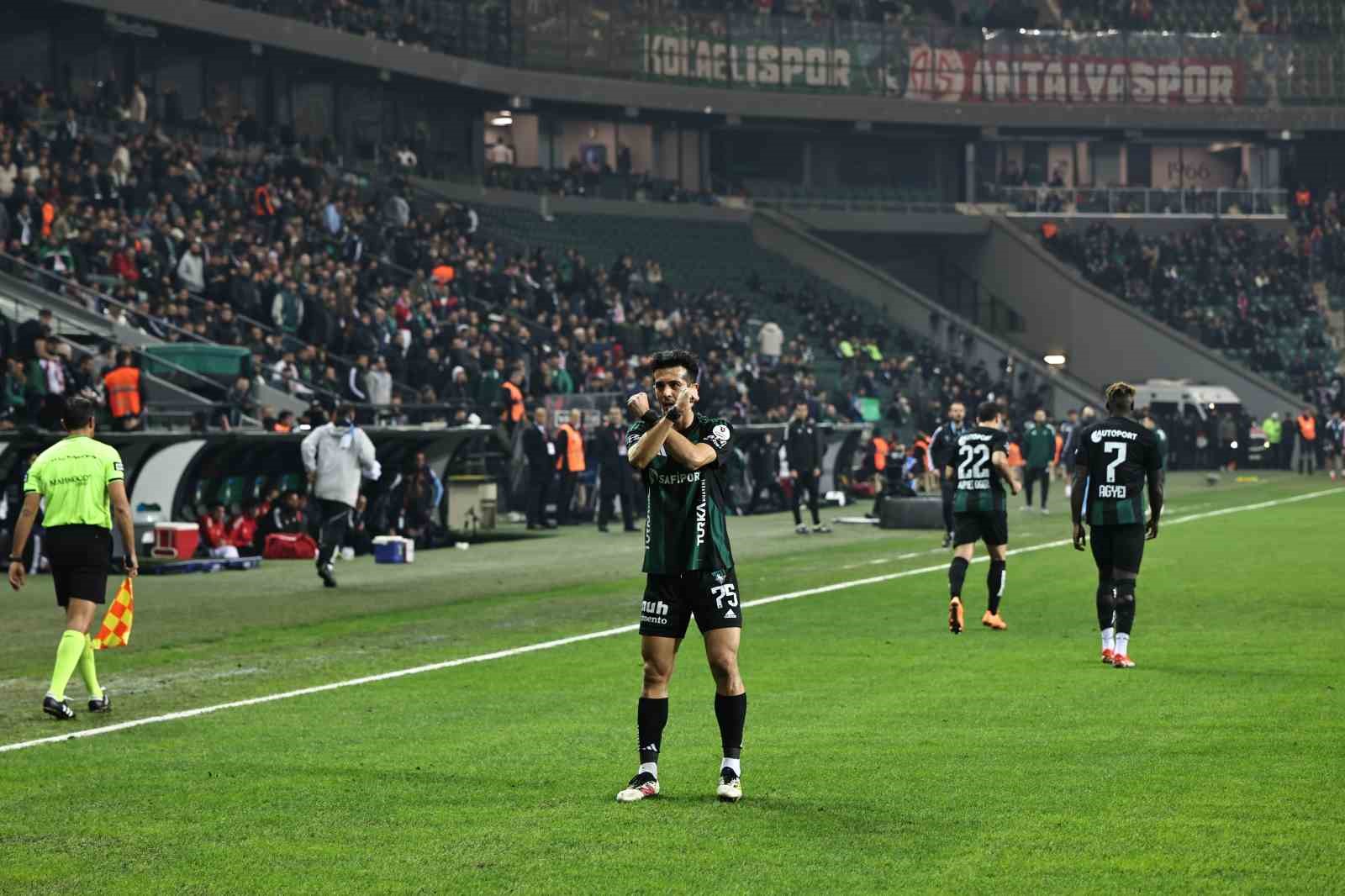 Trendyol S&uuml;per Lig: Kocaelispor: 2 - Antalyaspor: 1 (İlk yarı)
