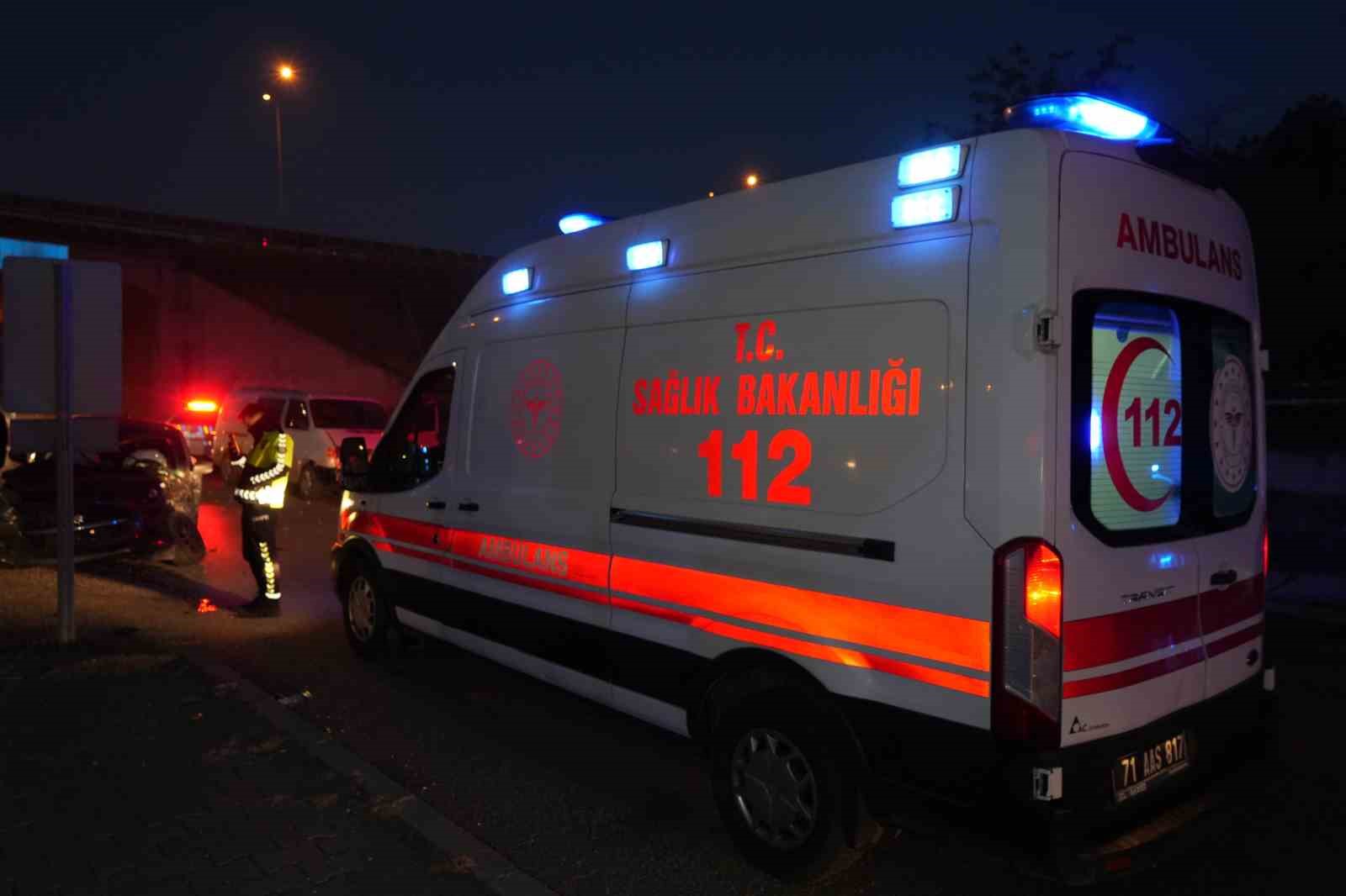 Kırıkkale&rsquo;de minib&uuml;s ile otomobil kafa kafaya &ccedil;arpıştı: 2 yaralı
