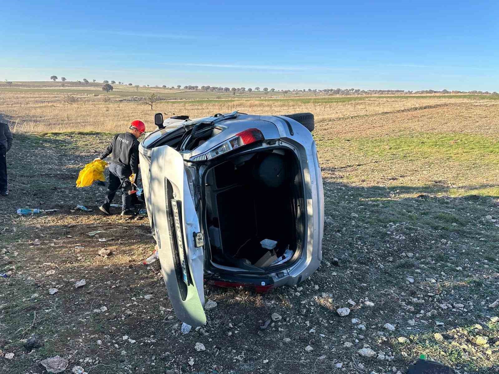 Uşak&rsquo;ta otomobil tarlaya devrildi: 1&rsquo;i bebek 5 yaralı
