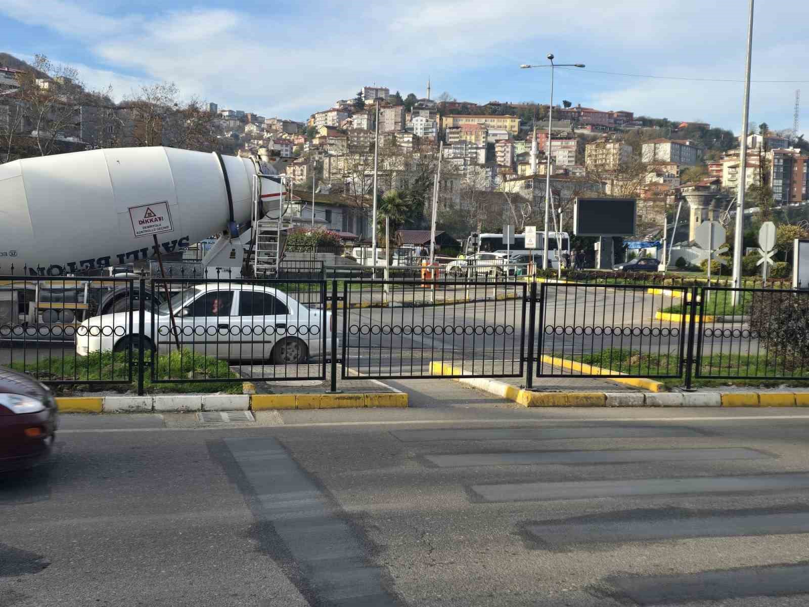 Çevre yolunda önlem alındı, yayalar üst geçide yönlendiriliyor