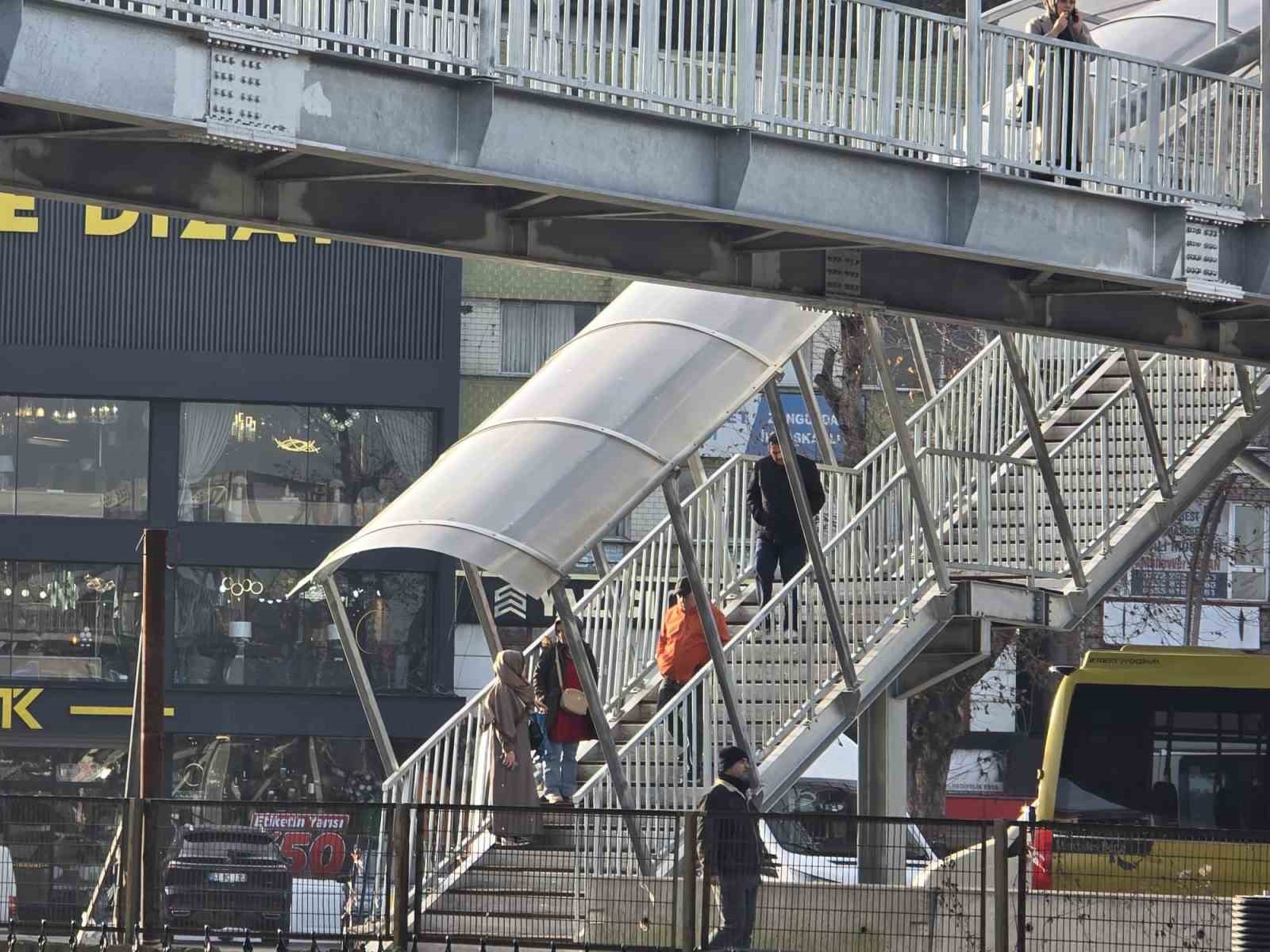 &Ccedil;evre yolunda &ouml;nlem alındı, yayalar &uuml;st ge&ccedil;ide y&ouml;nlendiriliyor
