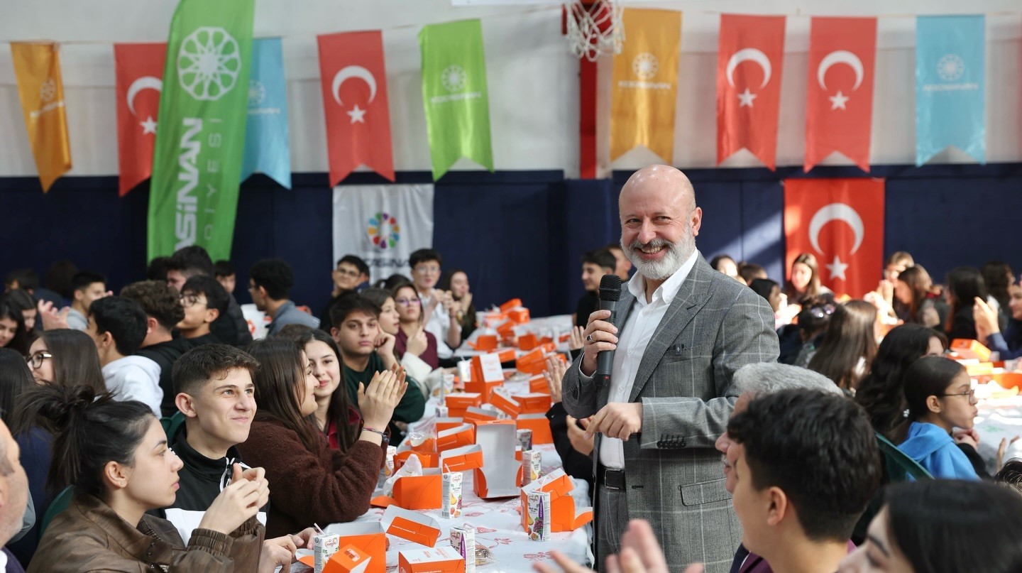 Başkan Çolakbayrakdar: "Güçlü Türkiye’nin temeli donanımlı gençliktir"