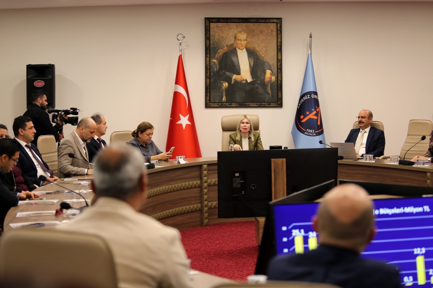 Akdeniz &Uuml;niversitesi&rsquo;nde başarılı akademisyenler &ouml;d&uuml;llendirildi
