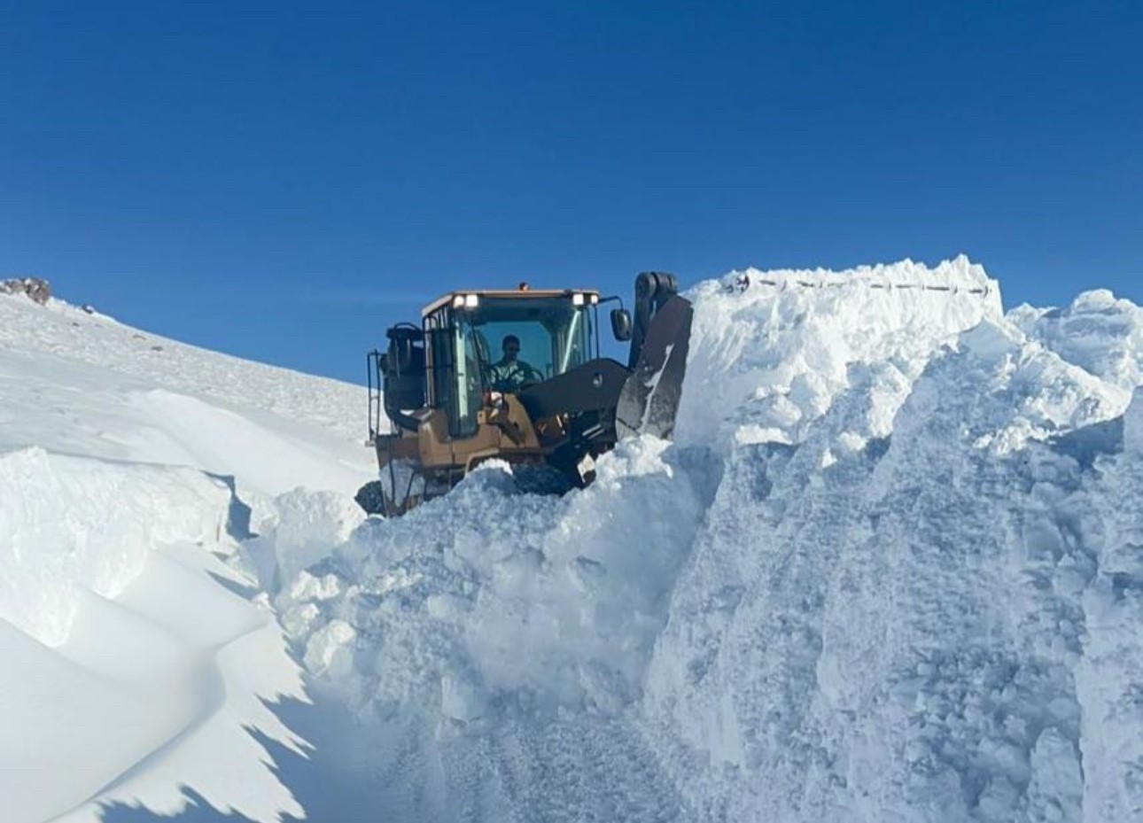 Y&uuml;ksekova&rsquo;da 3 metrelik karla zorlu m&uuml;cadele
