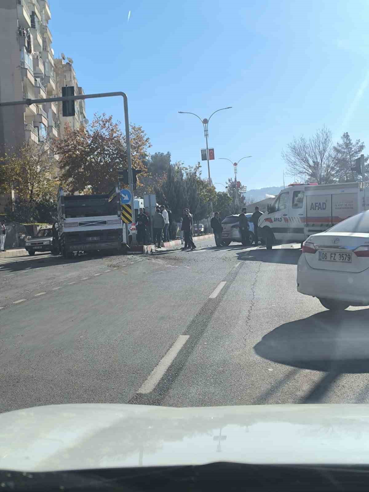 Siirt&rsquo;te otomobil ile kamyonet &ccedil;arpıştı: 2 yaralı
