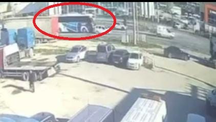 Y&uuml;rekler ağza geldi, yolcu otob&uuml;s&uuml; otomobili metrelerce savurdu
