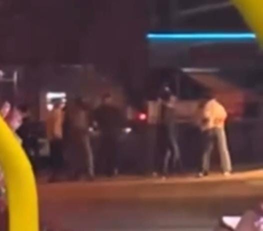 İki grup tekme tokat kavga etti, o anlar kameraya yansıdı
