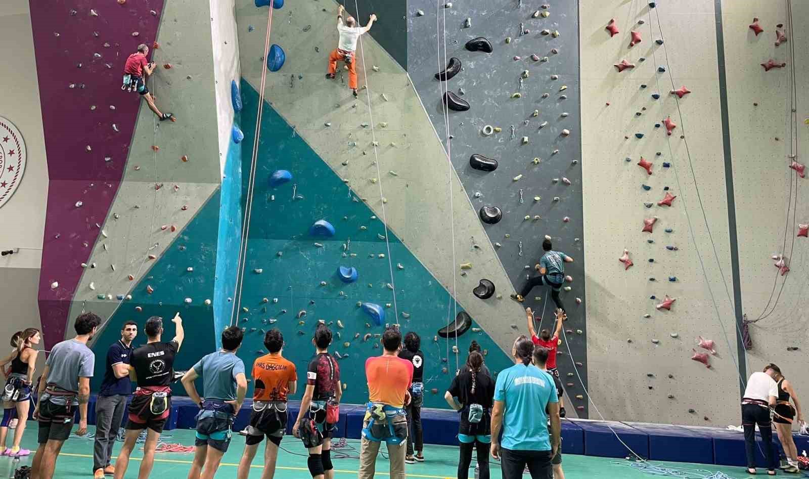 Karslı dağcılardan Kars’a Spor Tırmanış hakemliği