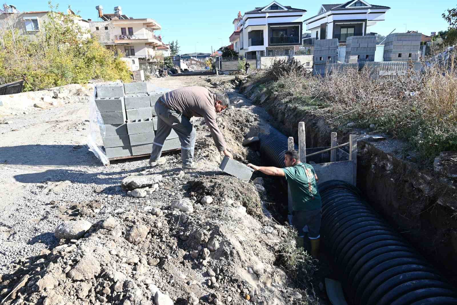 Kemer Kuzdere&rsquo;de yağmur suyu drenaj hattı &ccedil;alışmaları
