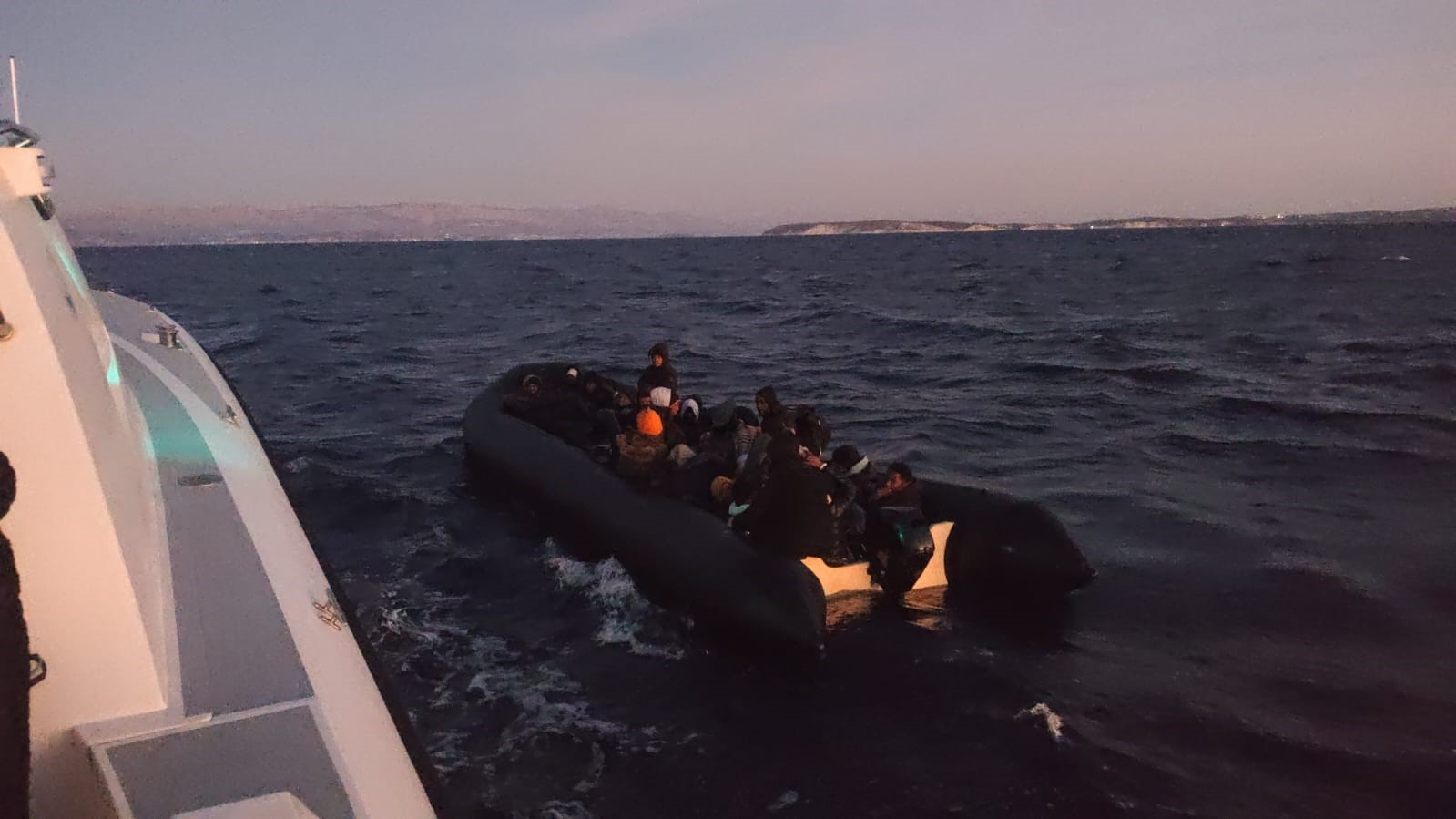 İzmir&rsquo;de SİHA ve radar destekli operasyon: 79 d&uuml;zensiz g&ouml;&ccedil;men yakalandı
