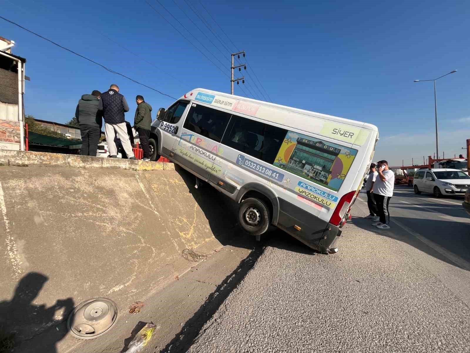 Park halindeki minibüs duvardan yolun kenarına düşerek asılı kaldı