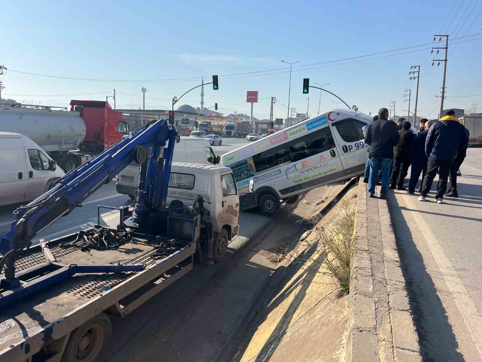 Park halindeki minib&uuml;s duvardan yolun kenarına d&uuml;şerek asılı kaldı
