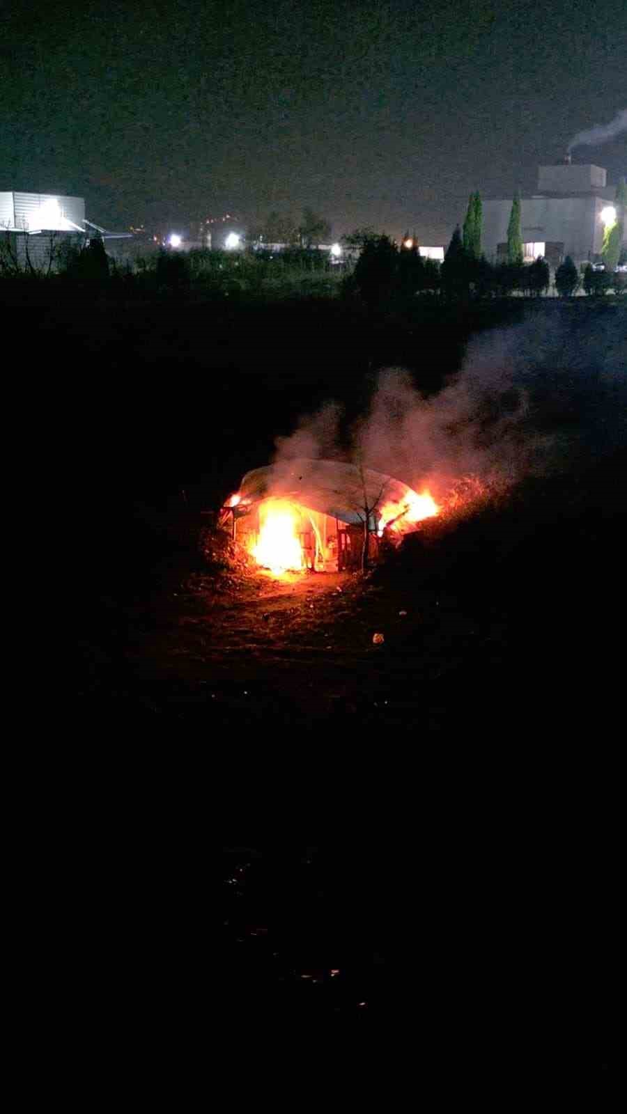 Alkoliklerin mesken tuttuğu baraka alev alev yandı
