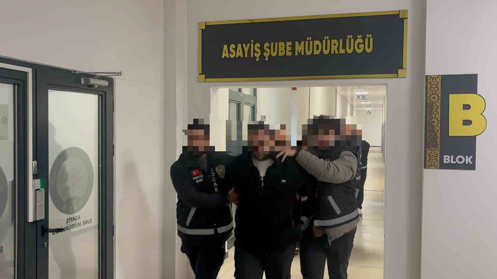 Futbolcunun aralarında bulunduğu 3 kişiyi silahla yaralayan 2 şüpheli tutuklandı