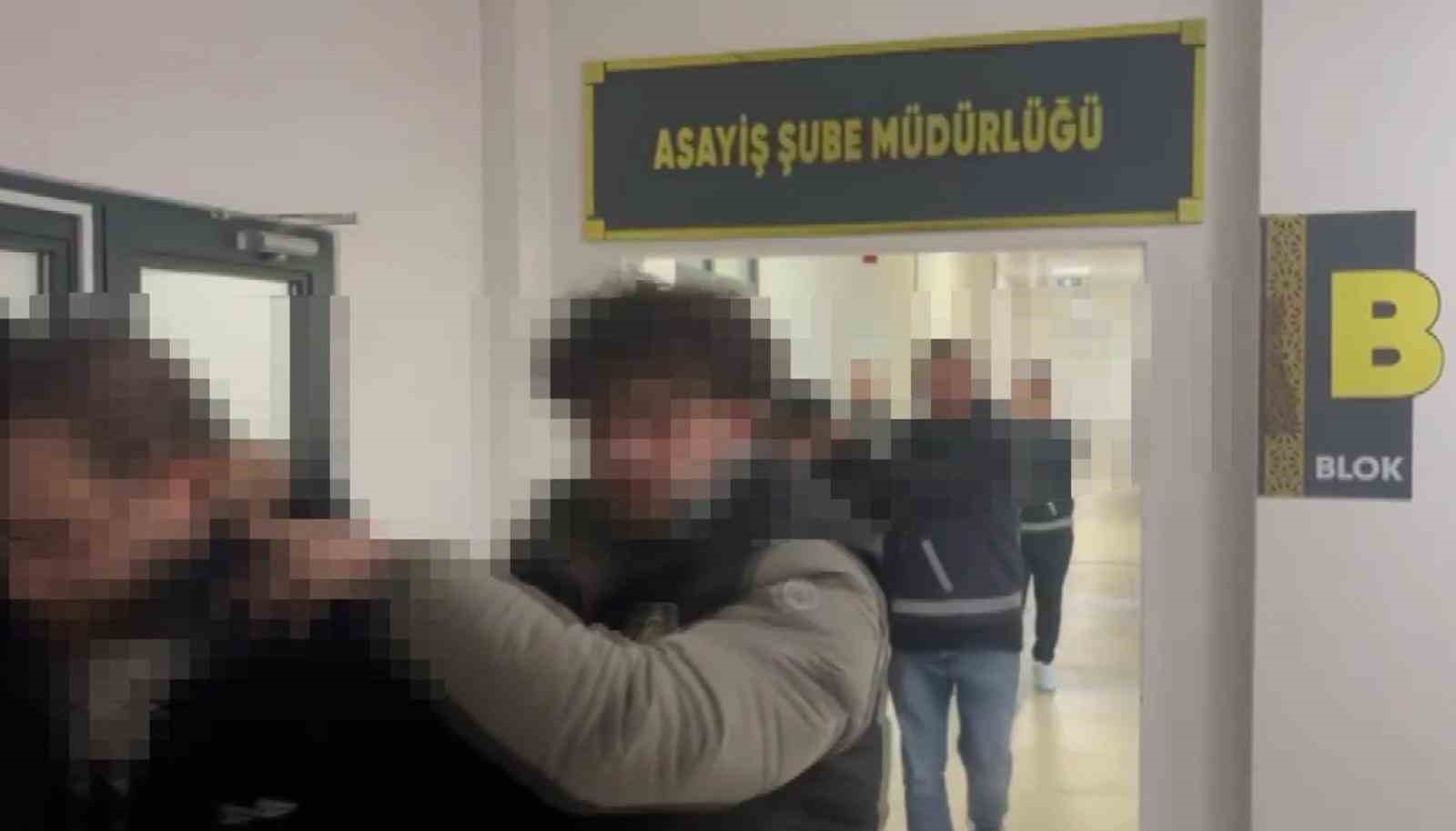 Futbolcunun aralarında bulunduğu 3 kişiyi silahla yaralayan 2 ş&uuml;pheli tutuklandı
