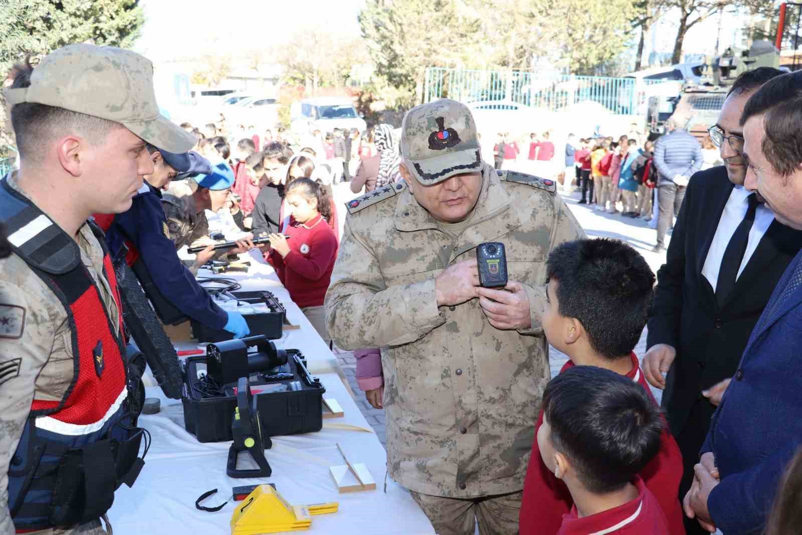 Jandarma, öğrencilere yerli savunma sanayiyi anlattı