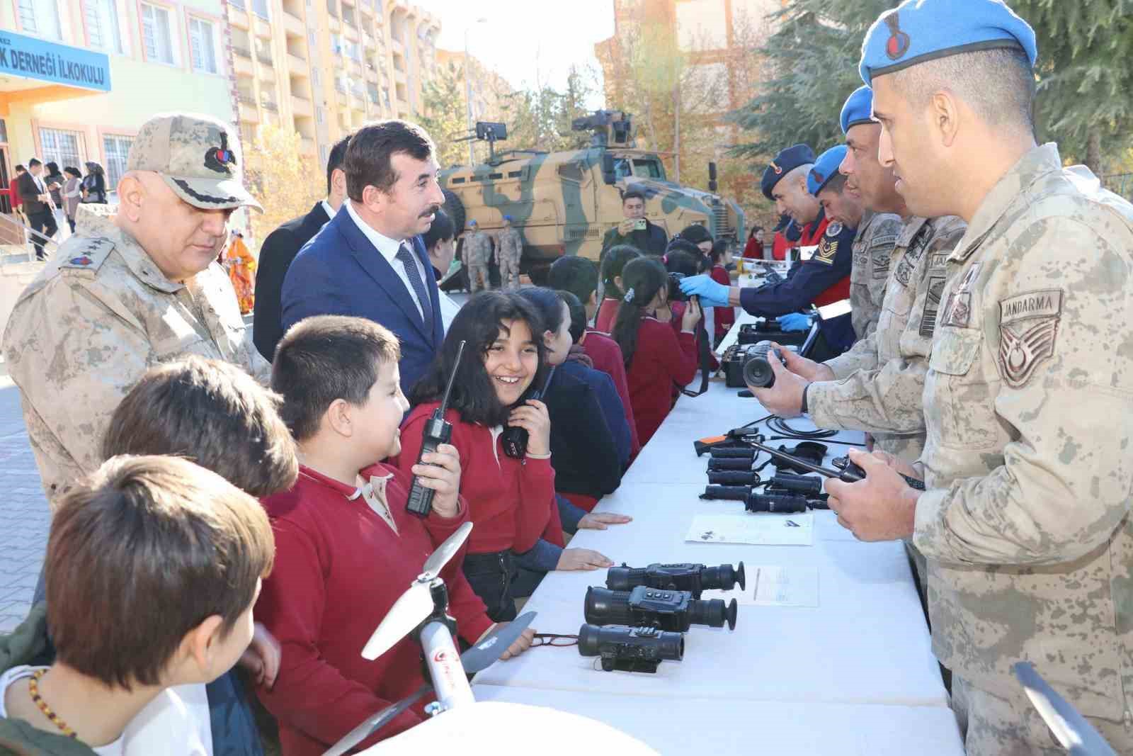 Jandarma, öğrencilere yerli savunma sanayiyi anlattı
