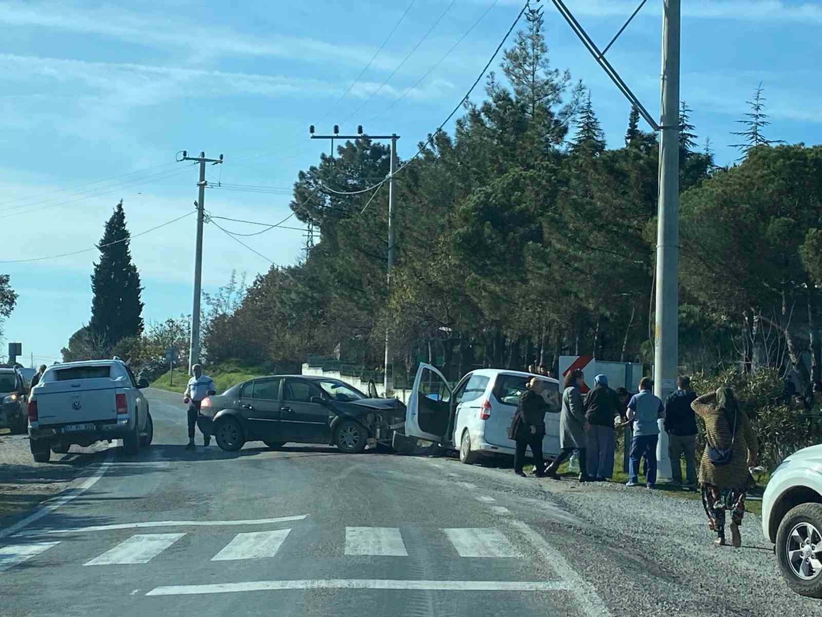 Çanakkale’de iki araç çarpıştı: Kaza anı kamerada