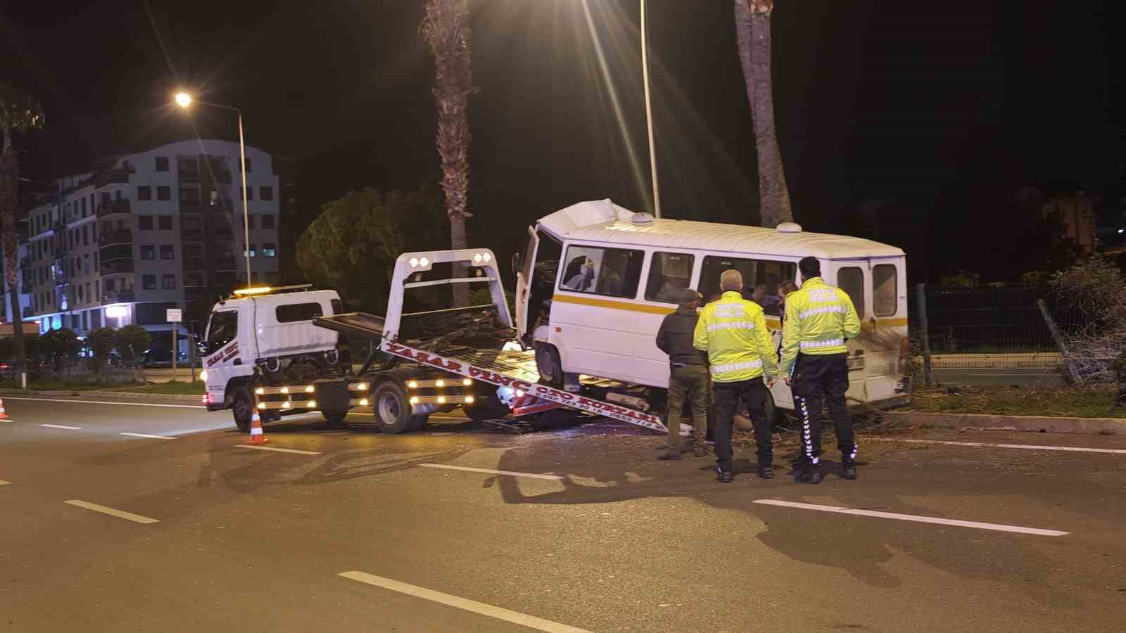 Minib&uuml;s ref&uuml;je &ccedil;ıktı: Alkoll&uuml; s&uuml;r&uuml;c&uuml; yaralandı
