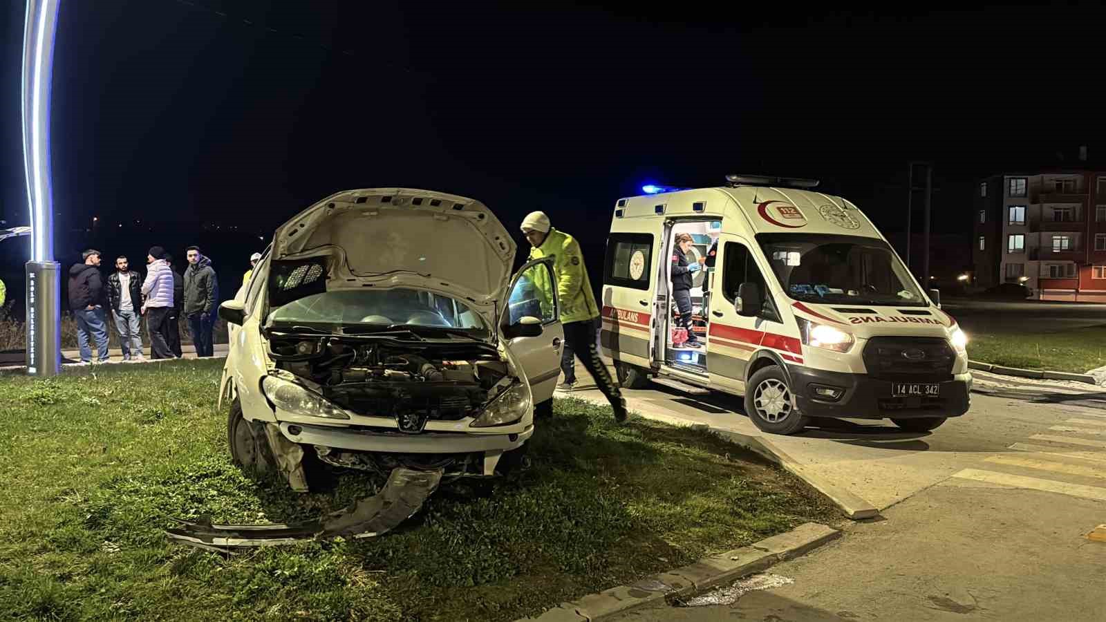 Bolu&rsquo;da kontrolden &ccedil;ıkan otomobil ref&uuml;je &ccedil;arptı
