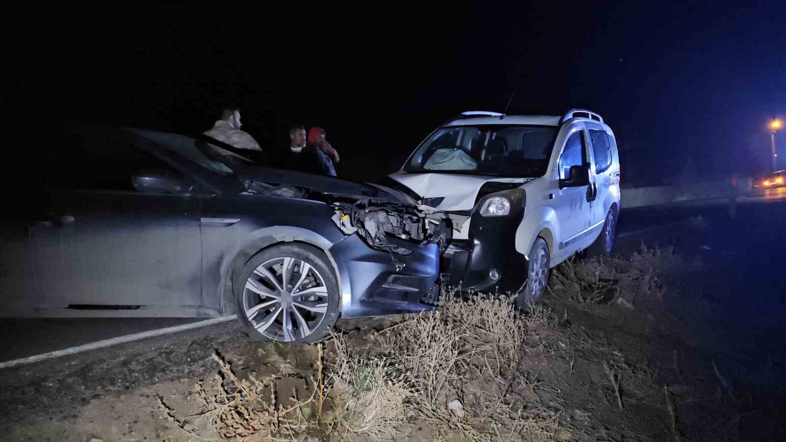 Konya&rsquo;da otomobil ile hafif ticari ara&ccedil; &ccedil;arpıştı: 8 yaralı
