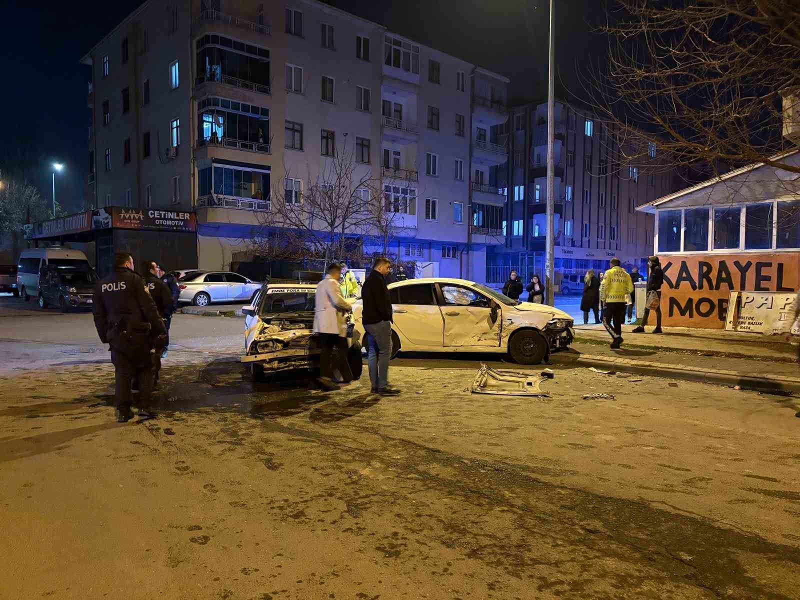 Kazada savrulan otomobil kaldırımdaki yayalara &ccedil;arptı: 4 yaralı
