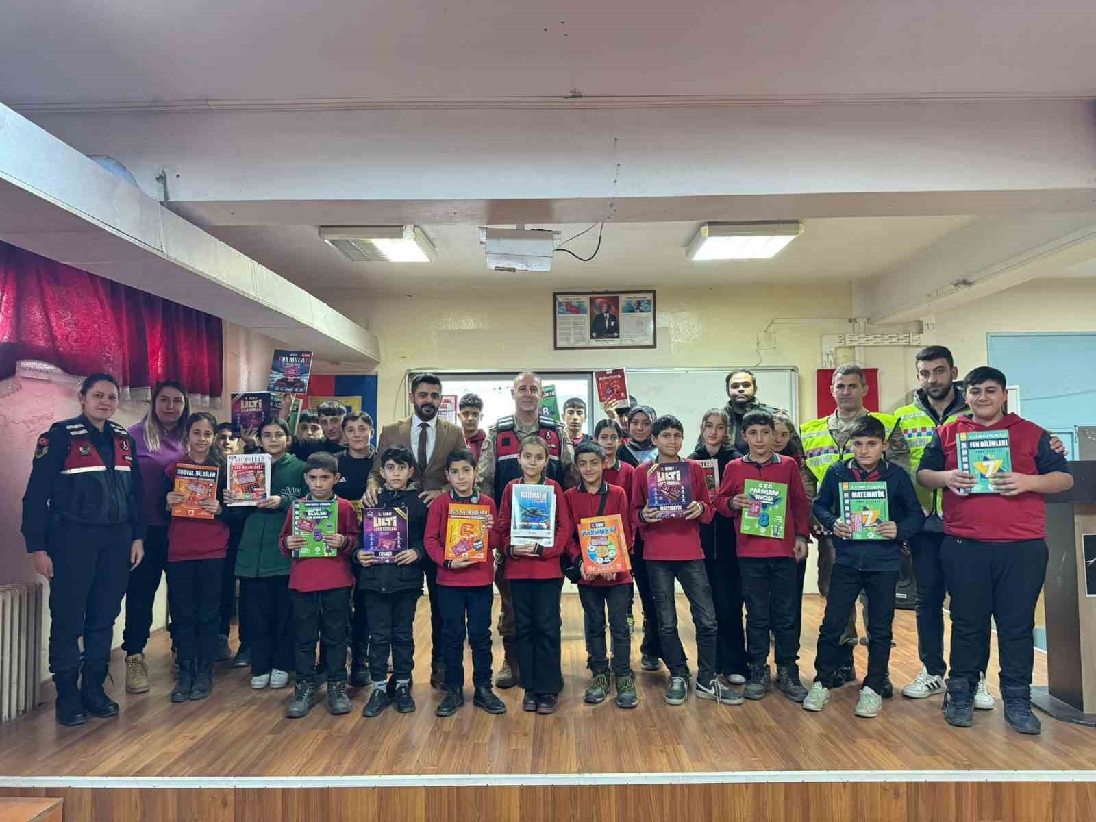 Muş’ta jandarmadan öğrencilere kişisel güvenlik ve güvenli internet eğitimi