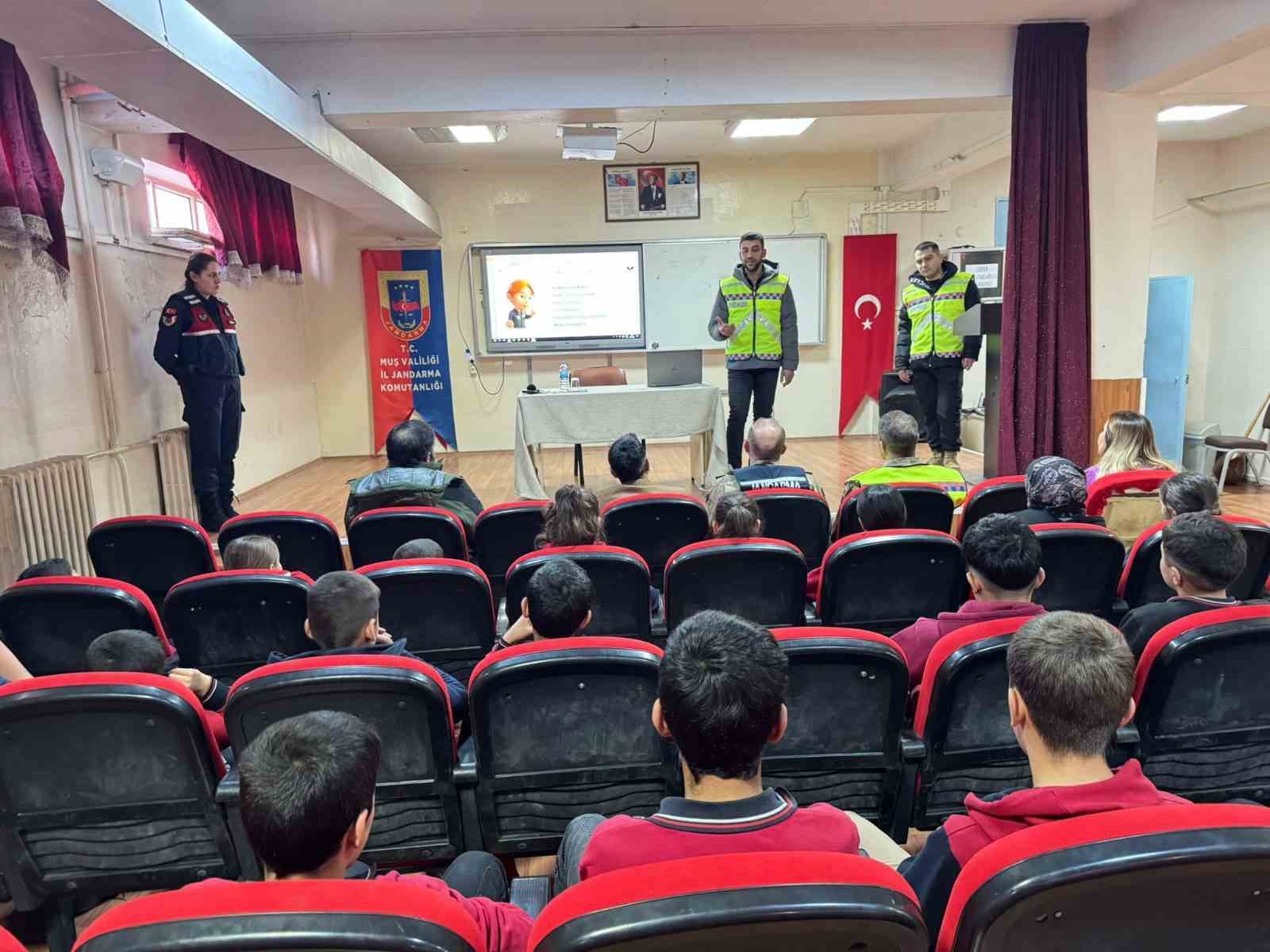 Muş&rsquo;ta jandarmadan &ouml;ğrencilere kişisel g&uuml;venlik ve g&uuml;venli internet eğitimi
