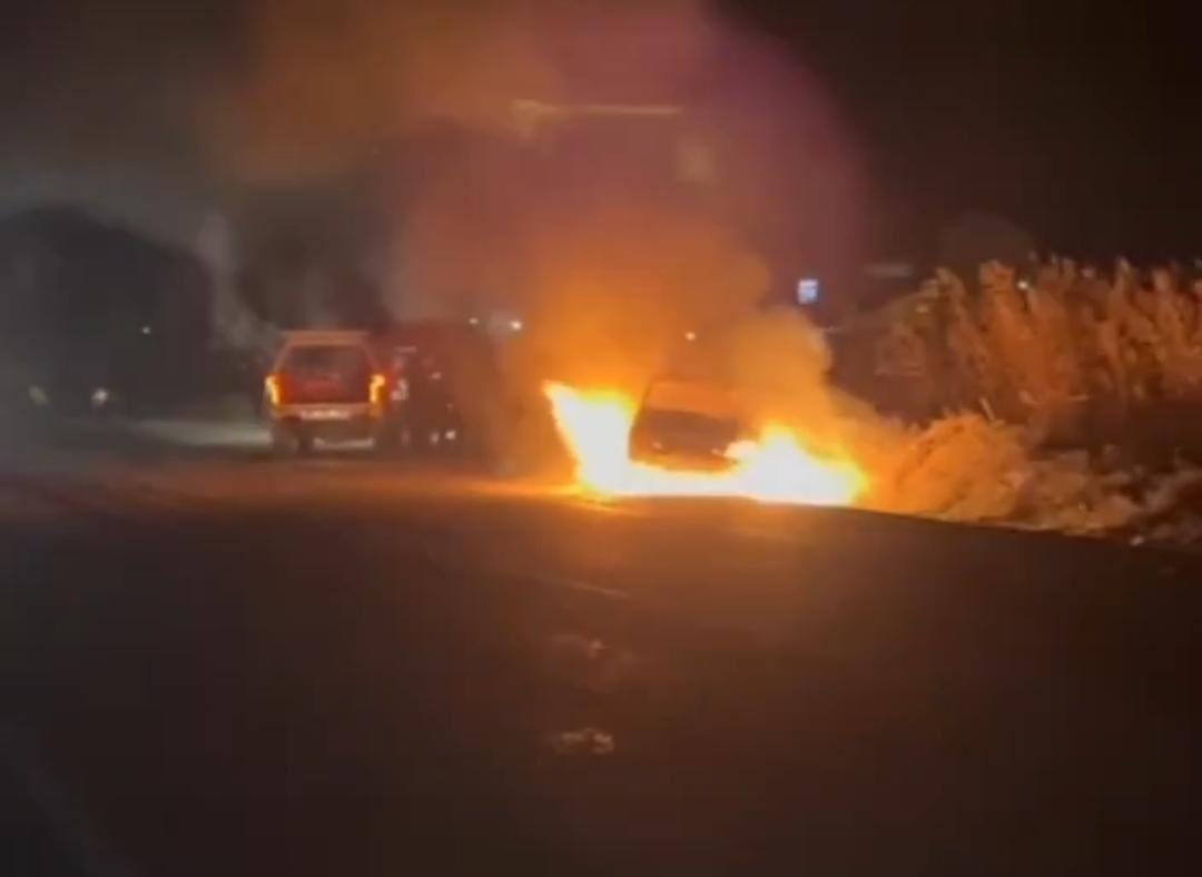 Şanlıurfa&rsquo;da bir kişi otomobilini ateşe verdi
