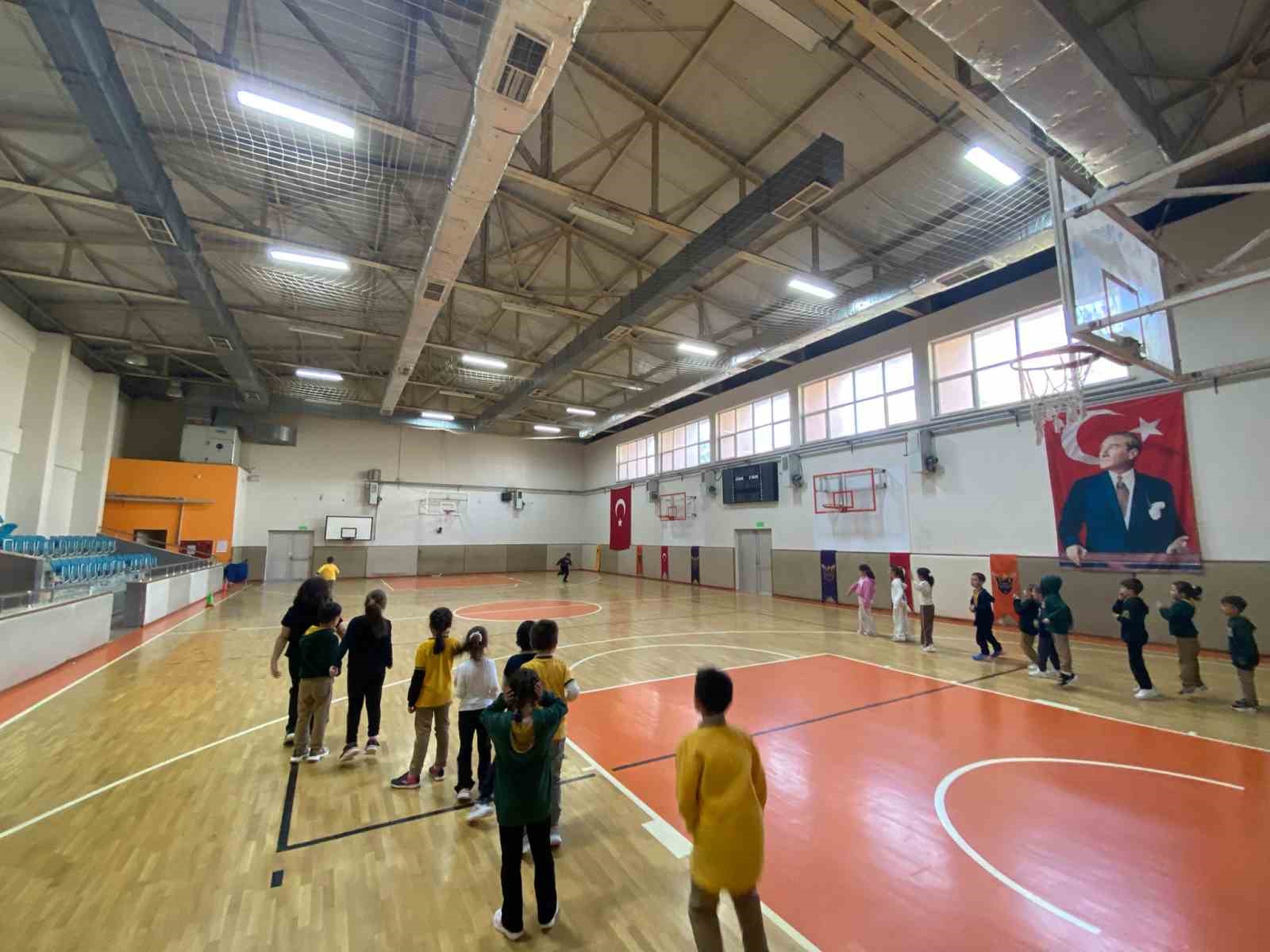 Çocuklar geleneksel çocuk oyunlarını oynadı