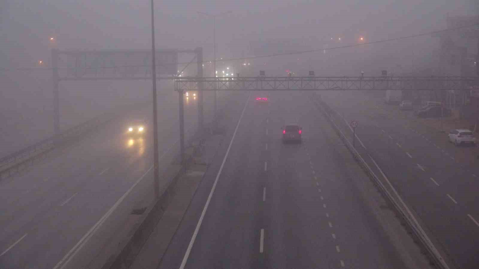 Kocaeli’de yoğun sis trafiği olumsuz etkiledi: Görüş mesafesi 75 metreye düştü