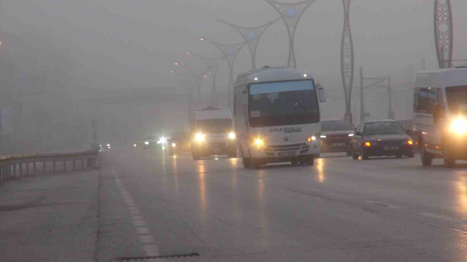Kocaeli&rsquo;de yoğun sis trafiği olumsuz etkiledi: G&ouml;r&uuml;ş mesafesi 75 metreye d&uuml;şt&uuml;

