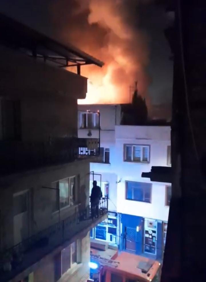 Bursa&rsquo;da &ccedil;atı yangını mahalleyi ayağa kaldırdı
