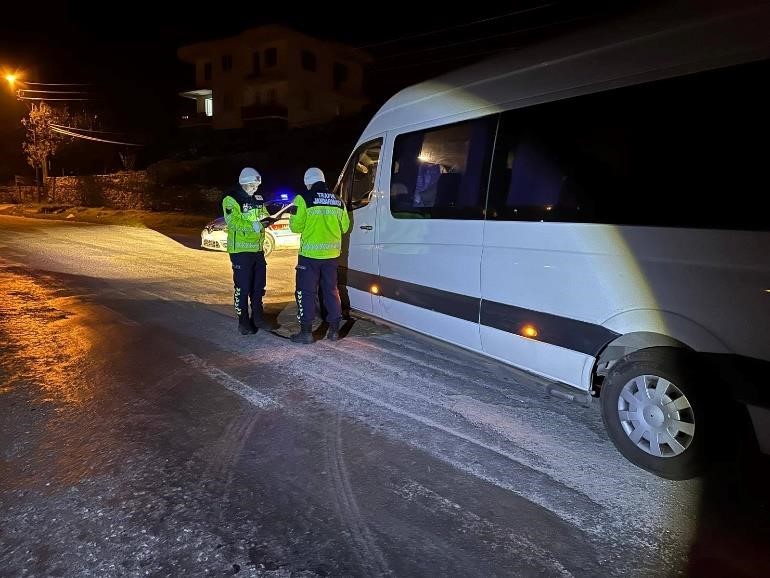 Kurallara uymayan 8 s&uuml;r&uuml;c&uuml; ve 9 ara&ccedil; trafikten men edildi
