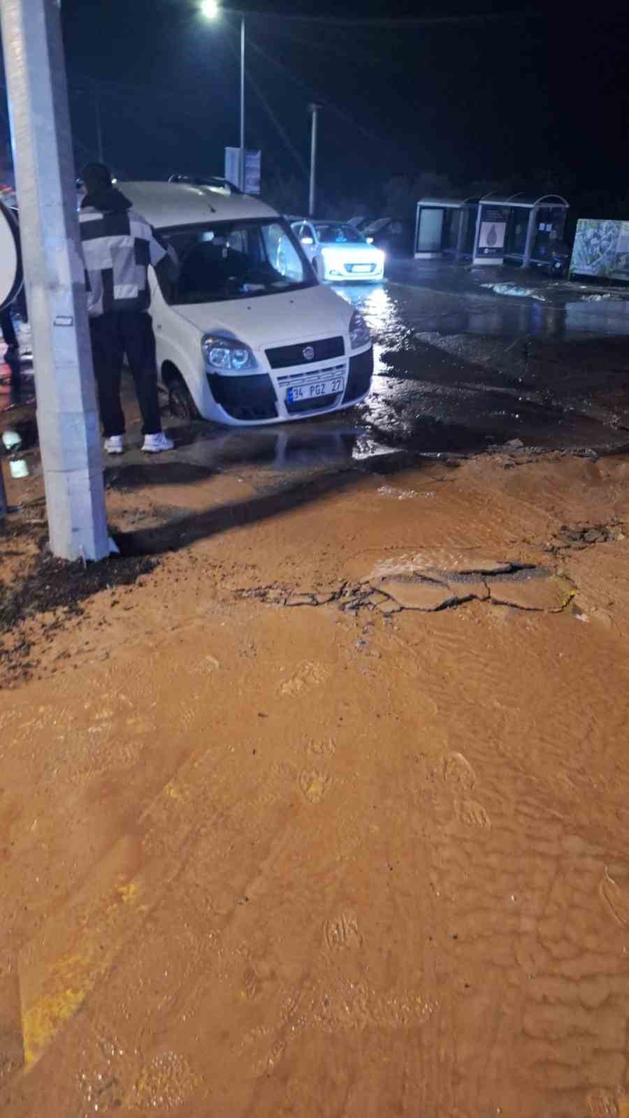 Bodrum&rsquo;da ana su hattı patladı, yol &ccedil;&ouml;kt&uuml;
