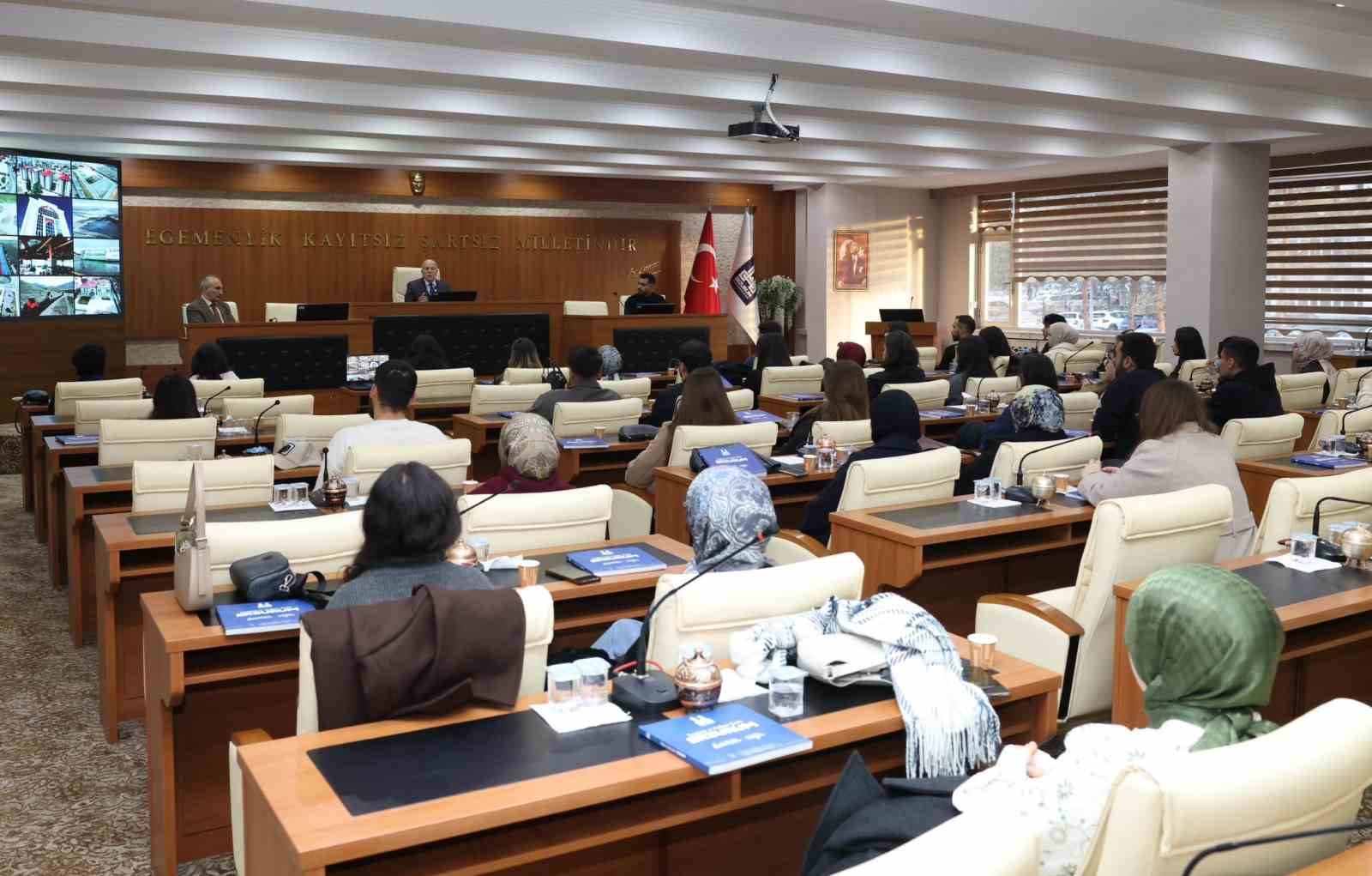 Başkan Sekmen, EBY&Uuml; Hukuk Fak&uuml;ltesi &ouml;ğrencilerini ağırladı
