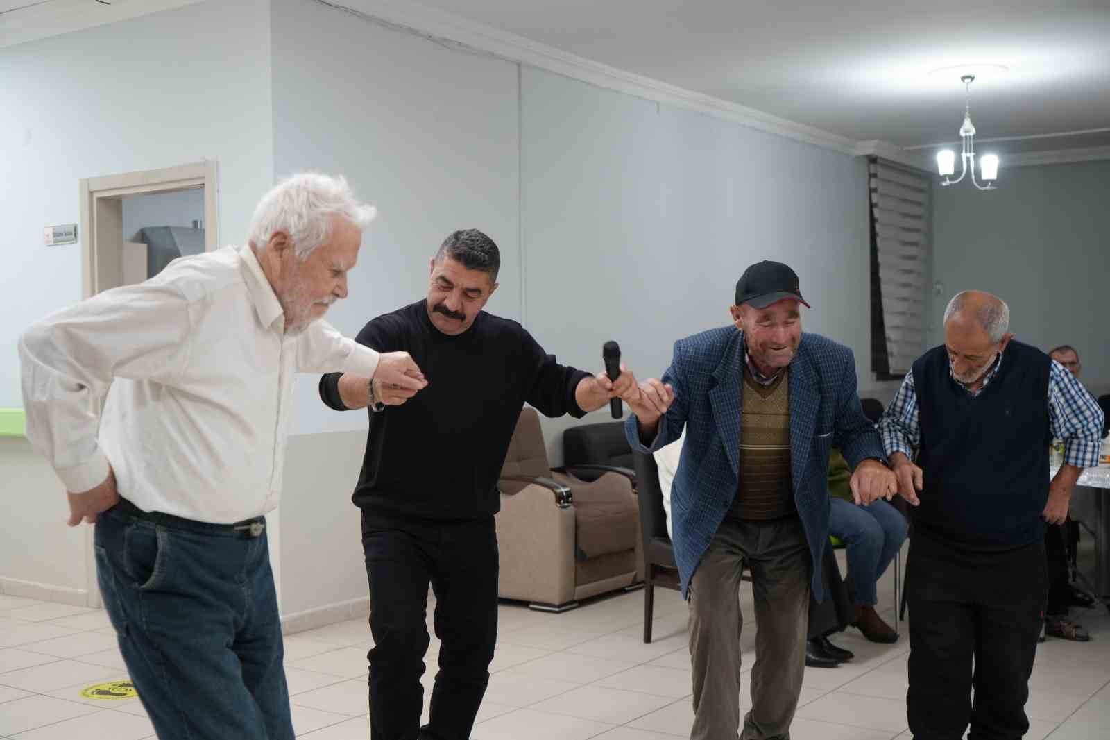 &Ccedil;ocuklar gibi şendiler: Yerli Malı Haftası Bayburt&rsquo;taki huzurevinde neşeyle kutlandı
