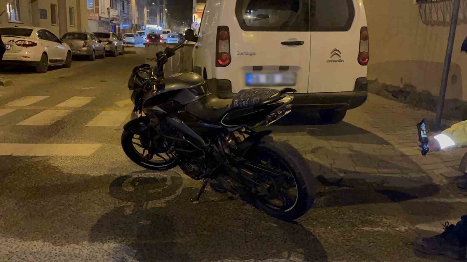 Plakası kapalı gezen motosikletin ehliyetsiz s&uuml;r&uuml;c&uuml;s&uuml; bek&ccedil;ilere yakalandı
