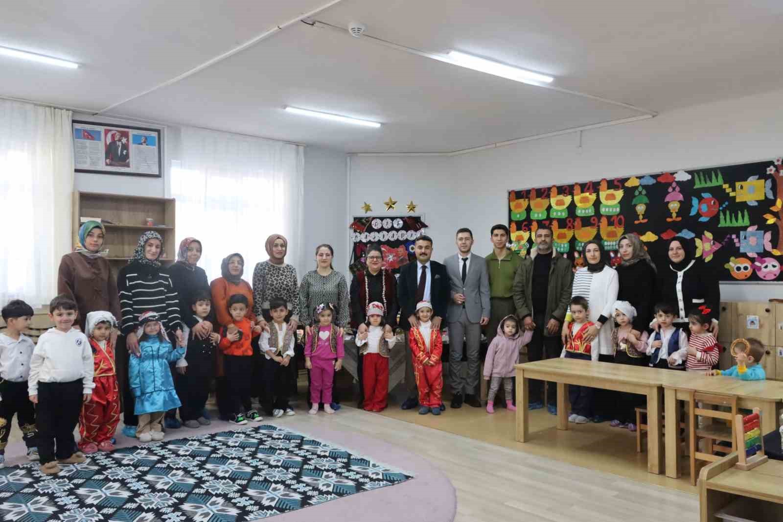 &Ouml;ğrencilere s&uuml;t ve simit ikramı
