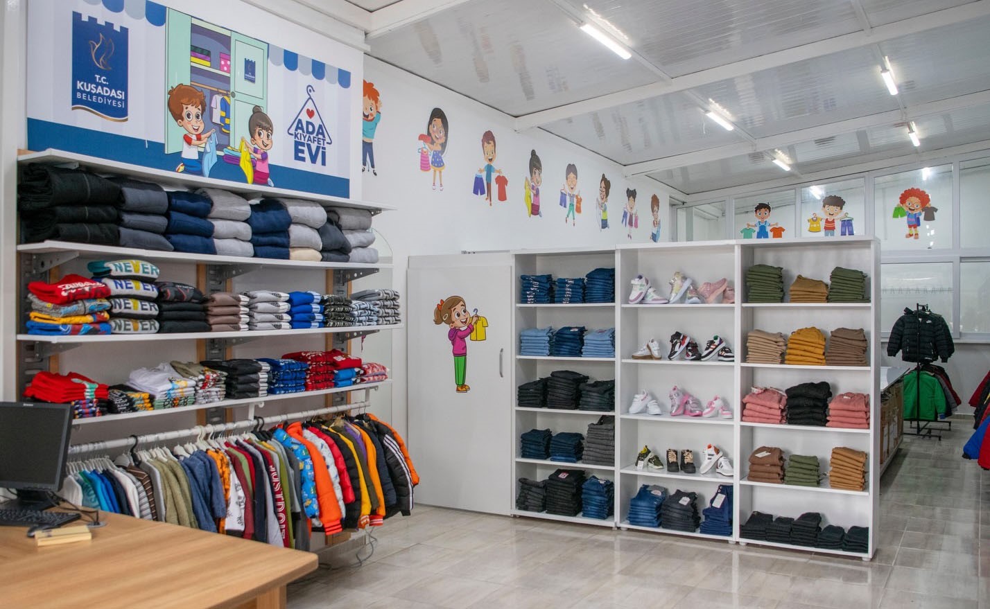 Ada Kıyafet Evi Kuşadası’nda dayanışmanın örneği oluyor