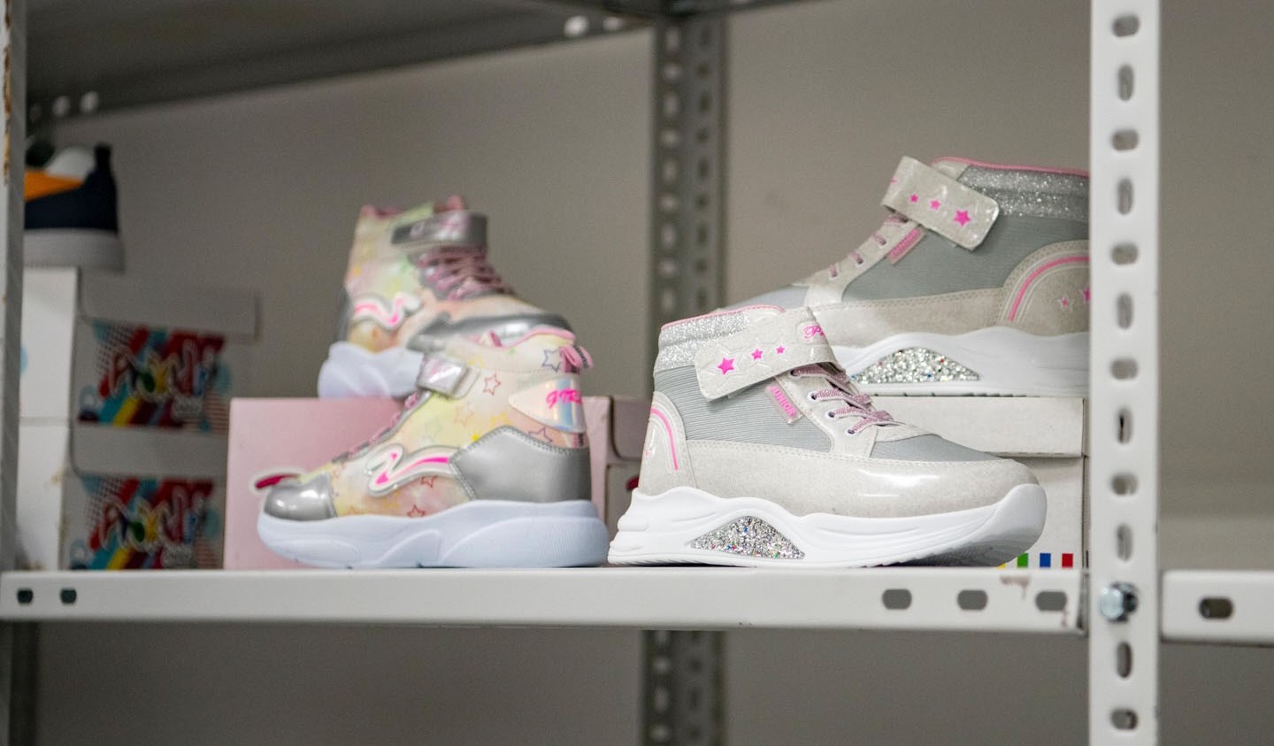 Ada Kıyafet Evi Kuşadası&rsquo;nda dayanışmanın &ouml;rneği oluyor
