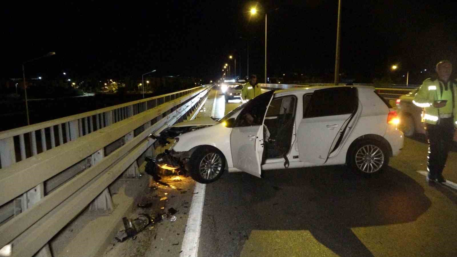 Otomobil bariyerlere &ccedil;arptı: 2 yaralı
