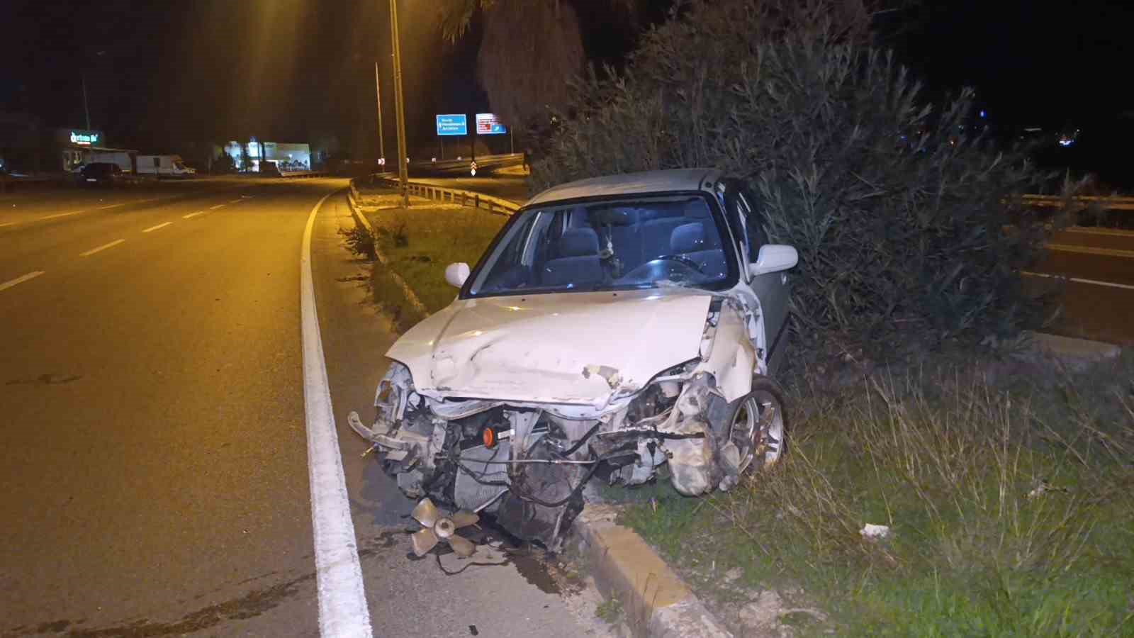 Kaza yapan otomobil refüjde terk edilmiş bulundu