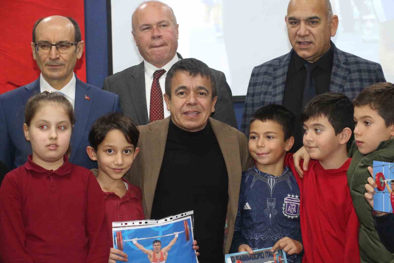 Eski milli halterci Halil Mutlu, ilkokul &ouml;ğrencileriyle buluştu
