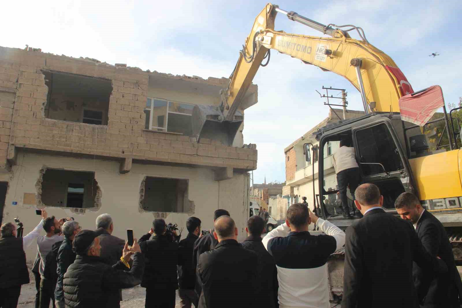 G&uuml;lpınar: "Bazıları konuşur bazıları yapar"
