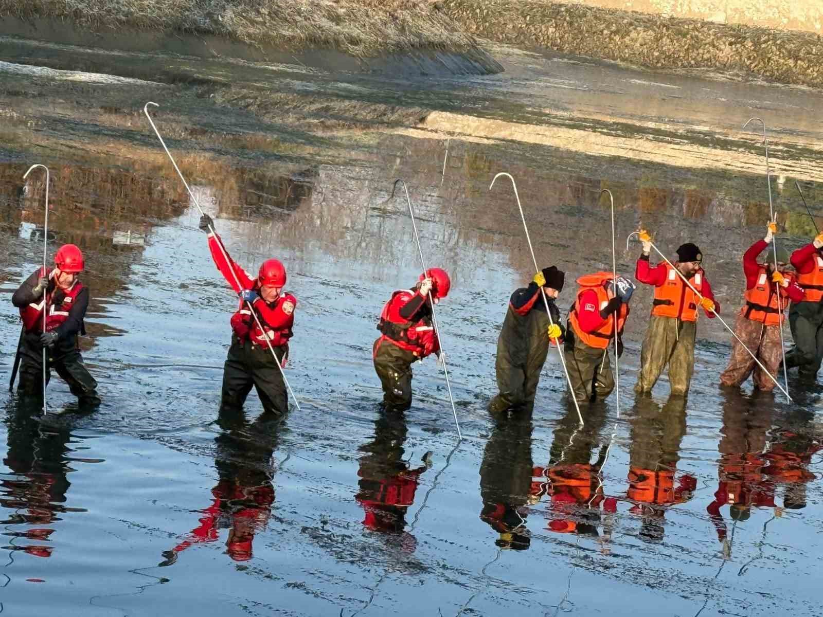 Eskişehir’de 4 gündür kayıp öğretmen için suda arama çalışmaları başlatıldı