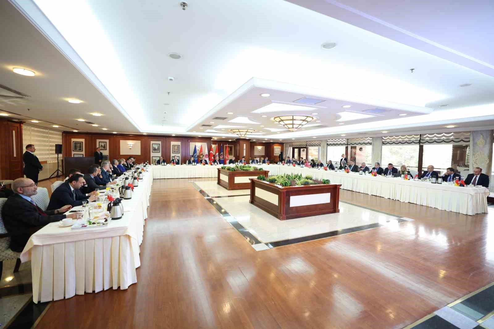 Bakan G&uuml;ler: "PKK&rsquo;yı tam bitirdiğimiz anda ter&ouml;r &ouml;rg&uuml;t&uuml; de &rsquo;Ter&ouml;rs&uuml;z T&uuml;rkiye&rsquo; s&uuml;recine uyacağını a&ccedil;ıkladı"
