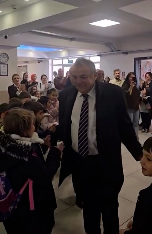 Bir &ouml;m&uuml;rl&uuml;k eğitimin son zili: 46 yıllık &ouml;ğretmenlik yolculuğuna alkışlarla veda
