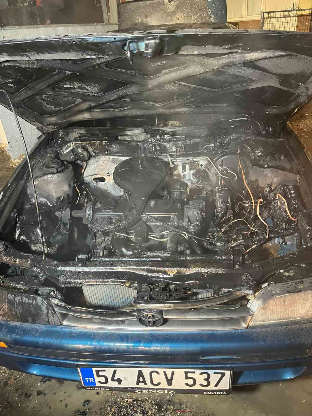 Park halindeyken yanan otomobil kullanılamaz hale geldi
