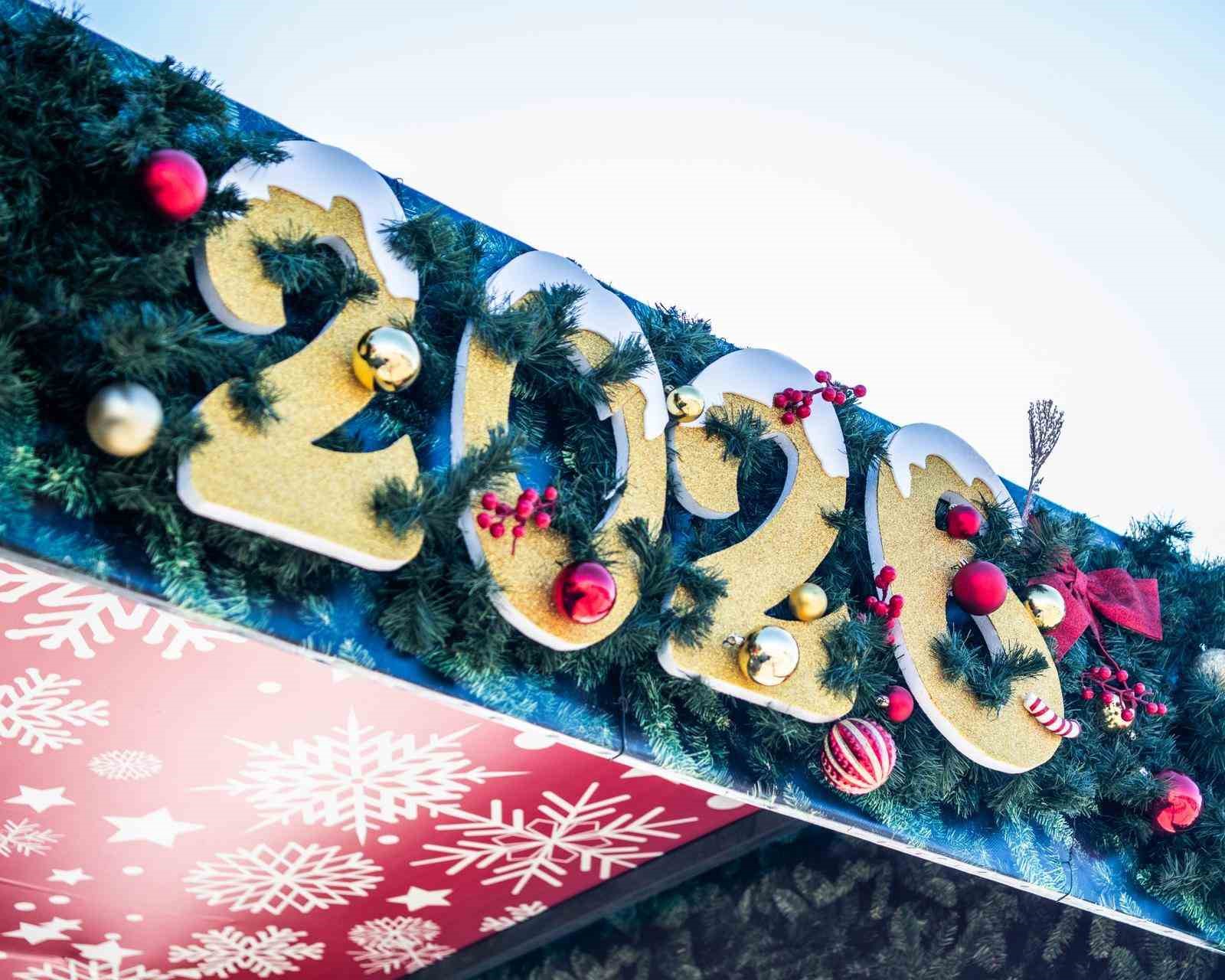 Kuşadası&rsquo;nda kurulan yılbaşı pazarı rengarenk g&ouml;r&uuml;n&uuml;m&uuml;yle ilgi odağı oldu
